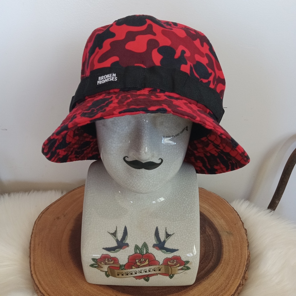 ZUMIEZ BROKEN PROMISES CAMO BUCKET HAT O/S